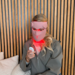 gezichtsmasker met rode en blauwe lichtstanden